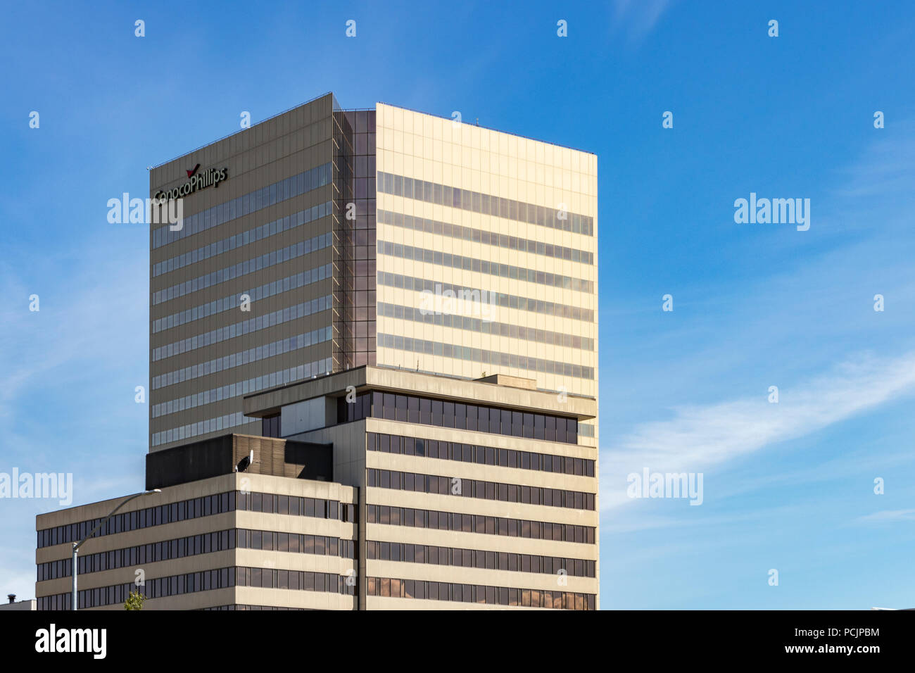 Anchorage, Alaska, USA - 18. Juli 2018: Anchorage Skyline - Conoco Phillips Office Tower Skyscraper im Sommer. Stockfoto