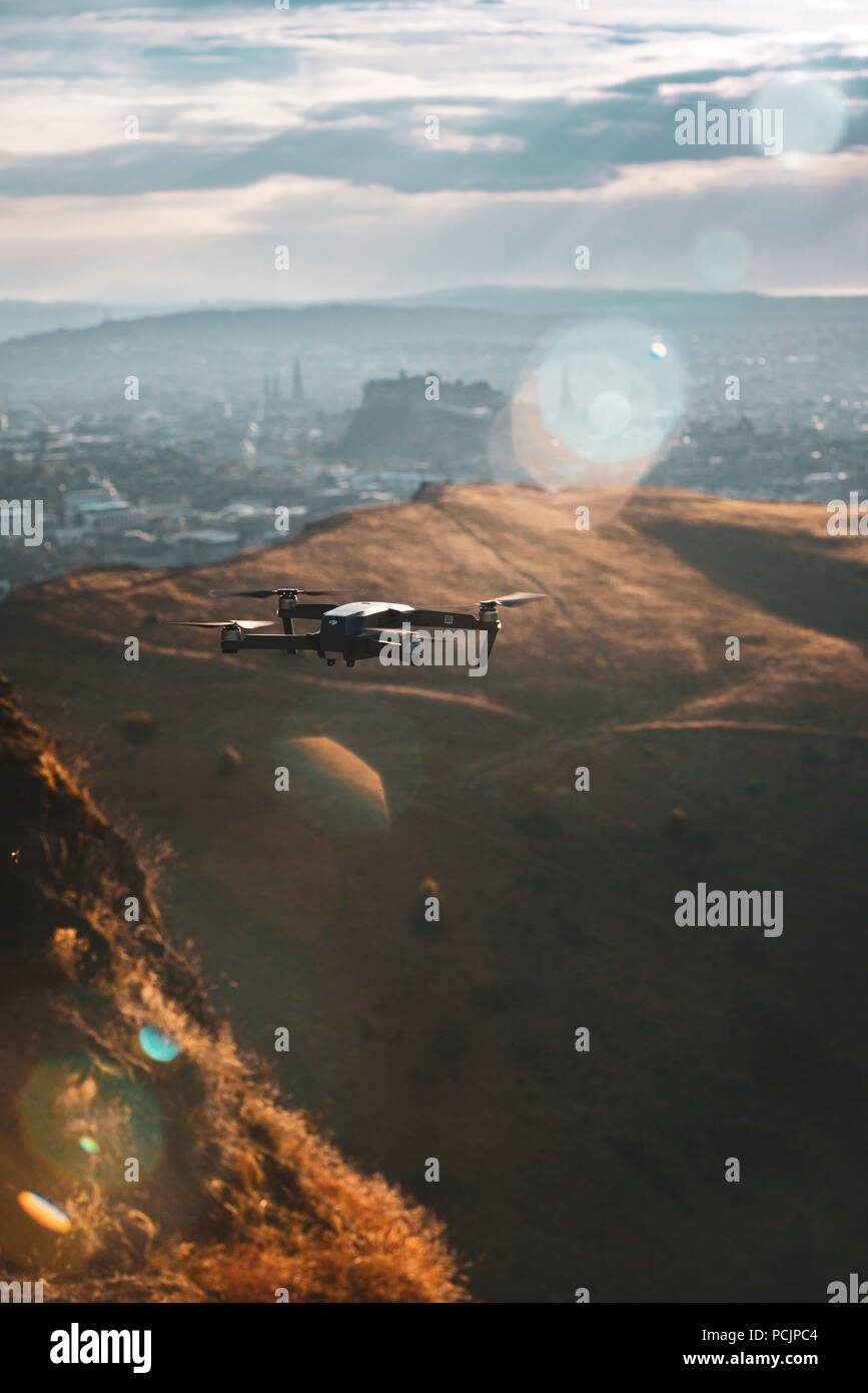 Panoramablick Luftaufnahme von Edinburgh bei Sonnenuntergang von Drone. Schottland, Vereinigtes Königreich. Stockfoto