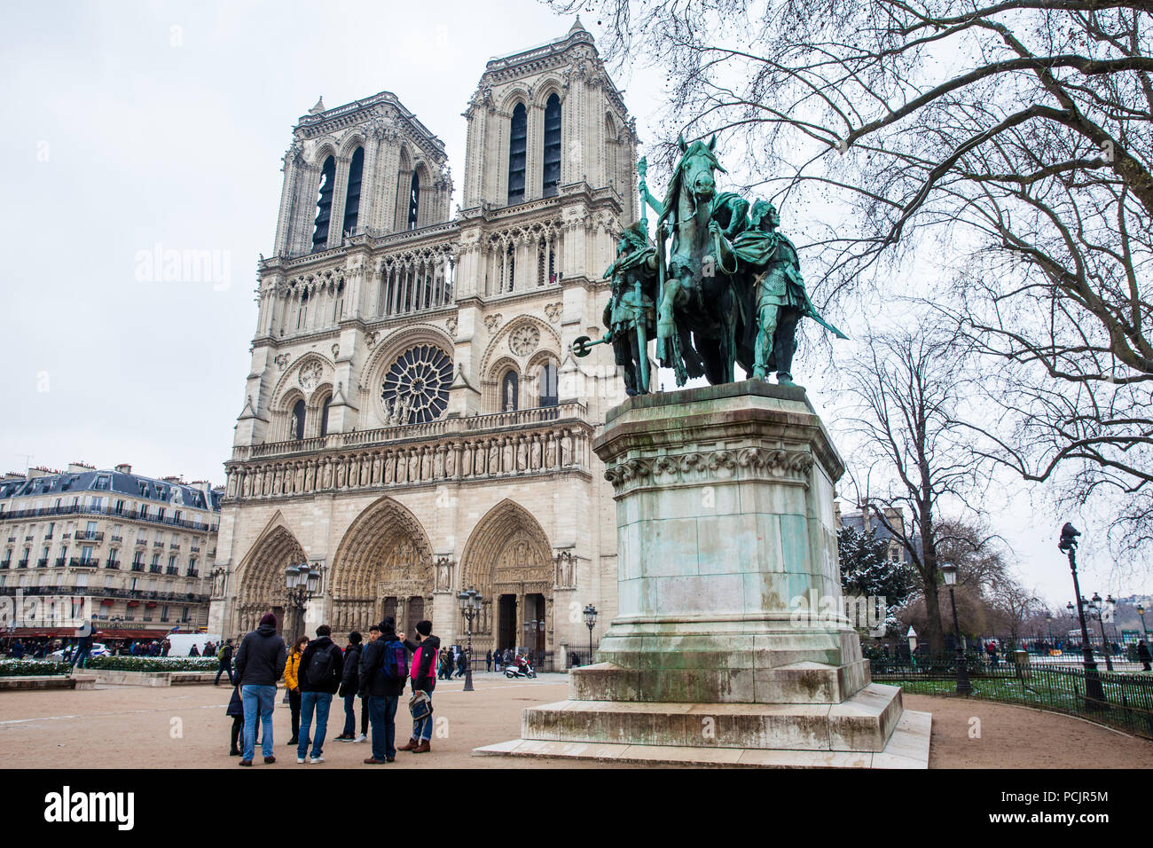 PARIS, Frankreich, März 2018: Touristen, die in der Karl der Große Statue und die Kathedrale von Notre Dame Stockfoto