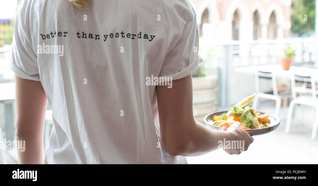 Die Mitarbeiter tragen' besser als Gestern" T-Shirt am Weißdorn gemeinsame Cafe, Melbourne, Australien Stockfoto