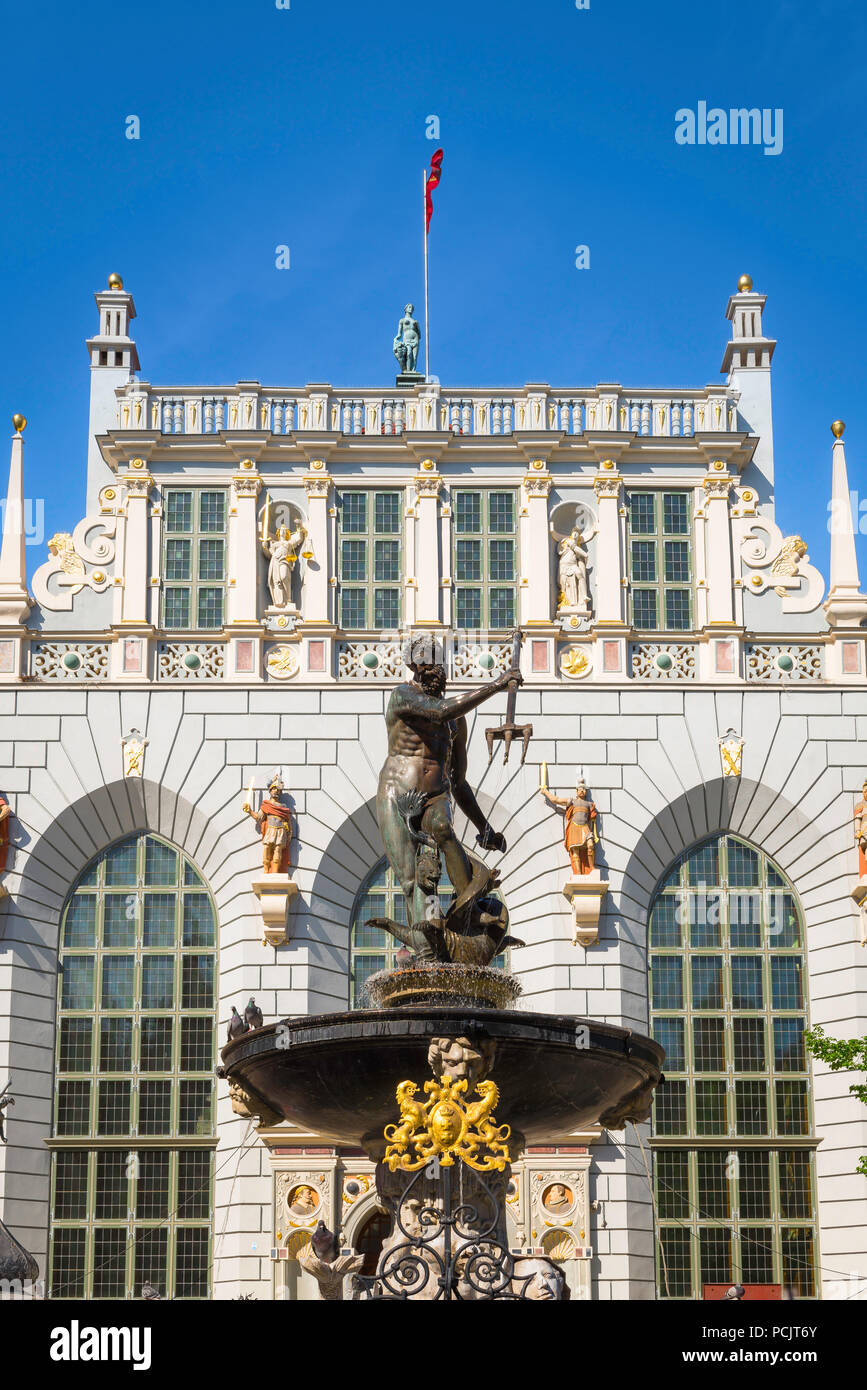 Blick auf barocke Figuren auf den Neptunbrunnen und Artushof Museum im Historischen Königlichen Weg von Danzig, Polen. Stockfoto
