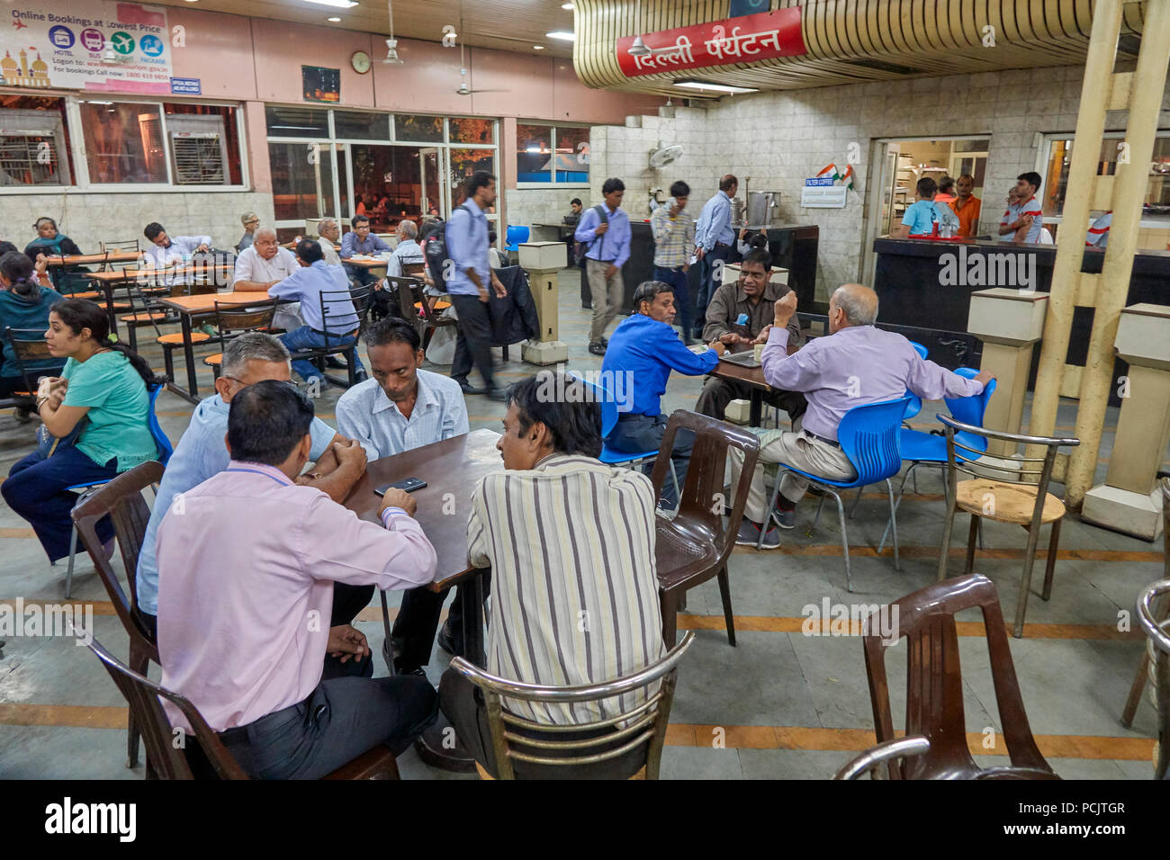 Kunden in einem Café in Delhi Indien Stockfoto
