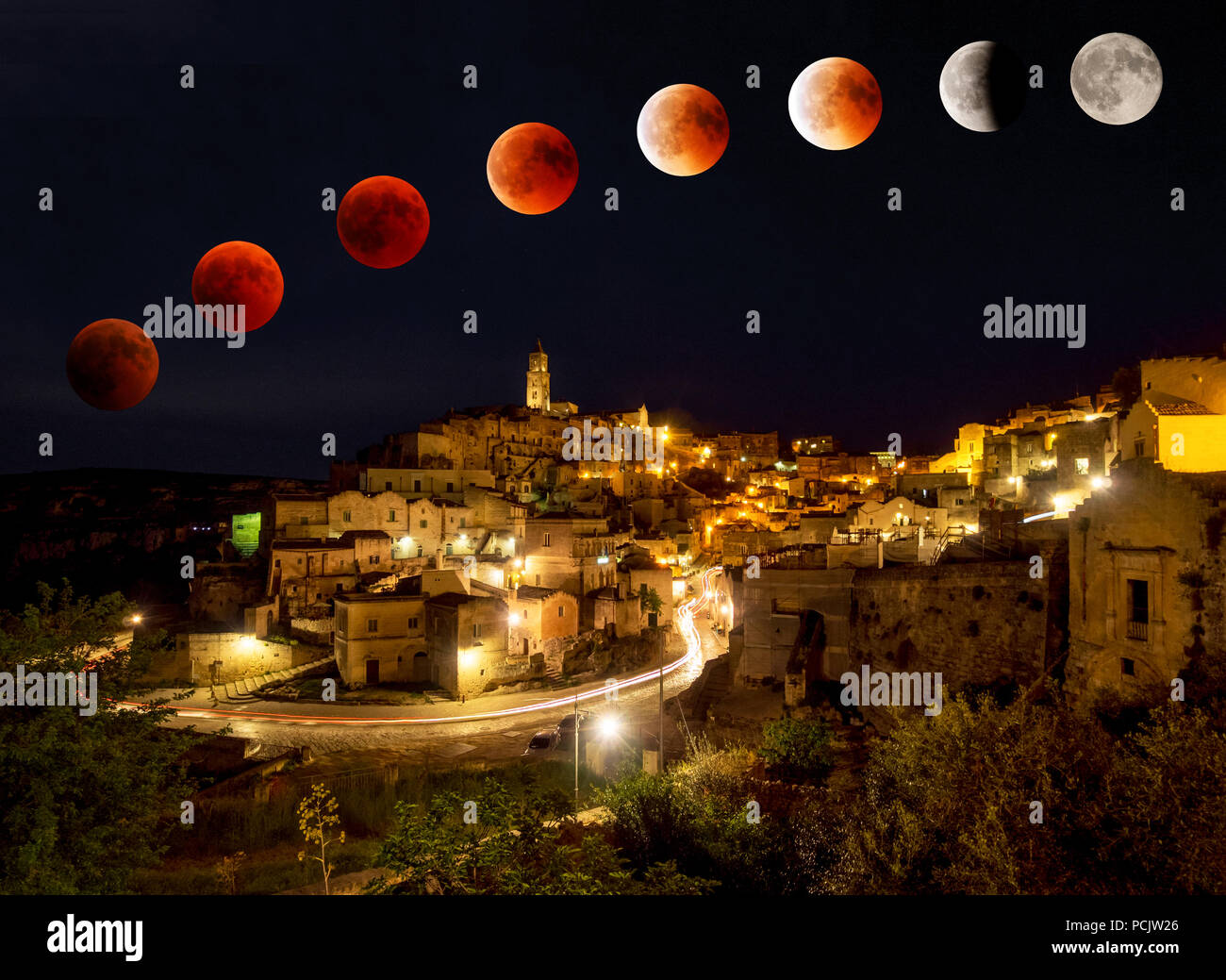 Matera (Italien) - Die längste Mondfinsternis des Jahrhunderts mit dem Phänomen der rote Mond aus der verzauberten Theater in Stein von Sassi di Matera gesehen Stockfoto