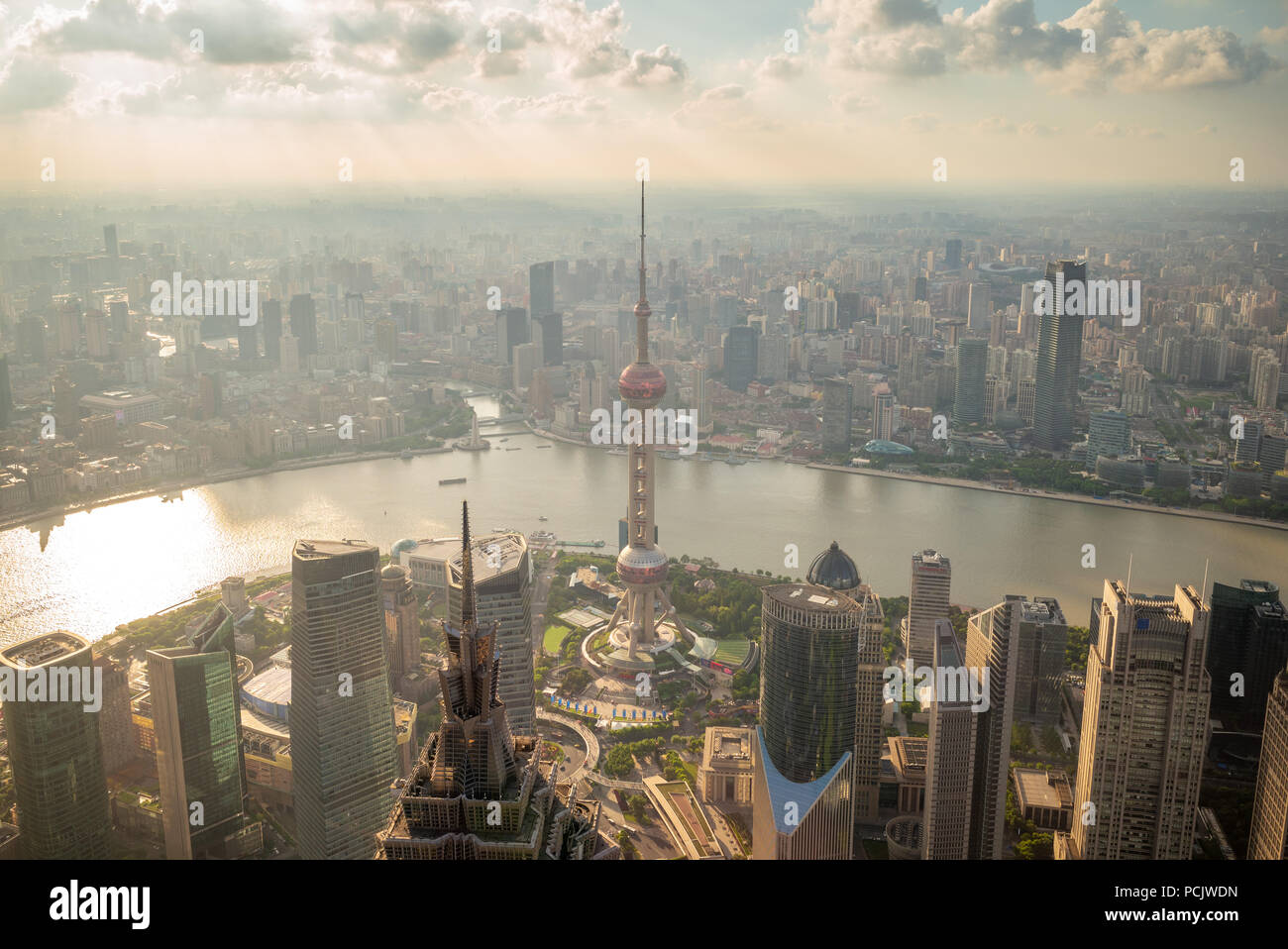 Skyline von Shanghai City vom Sonnenuntergang in China Stockfoto