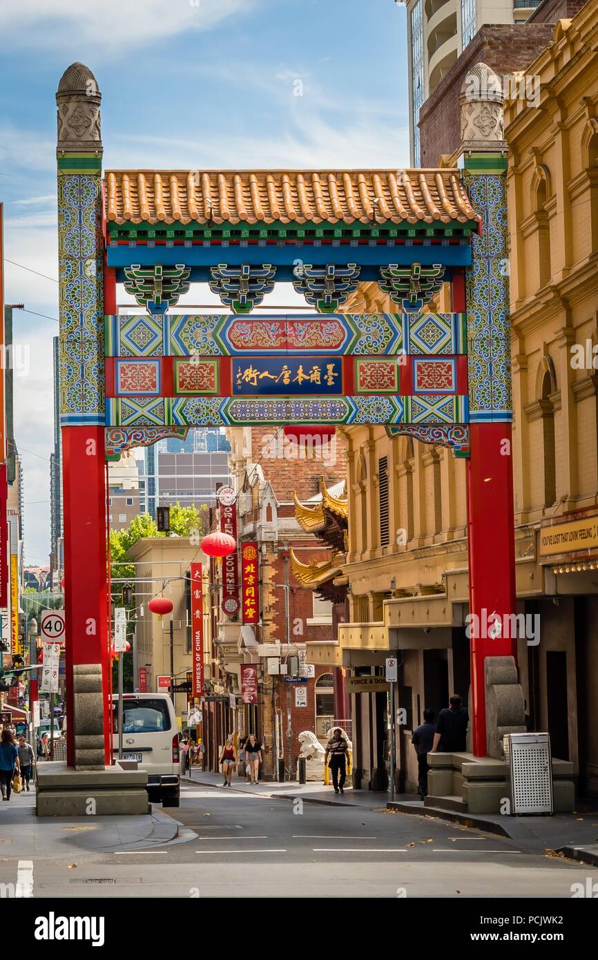 Chinatown arch in Melbourne, Victoria, Australien, im Sommer Stockfoto