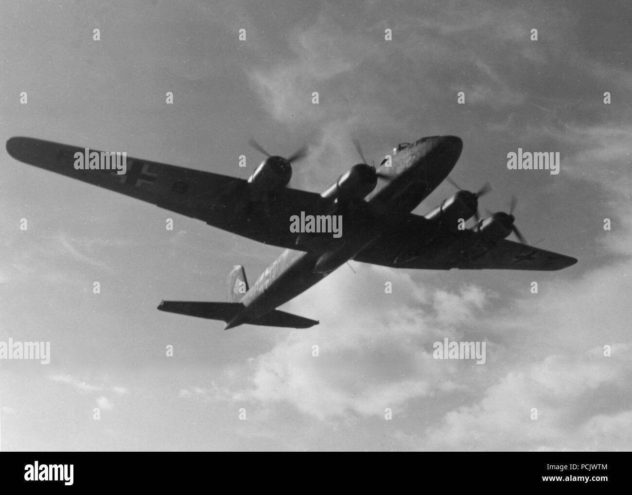 Bild aus dem Fotoalbum von Hauptmann Wilhelm Gaul - Focke Wulf FW 200 Condor F8+CT III./KG 40 fliegt überhitzen, da sie sich auf eine weitere Mission von Bordeaux Mérignac. Stockfoto