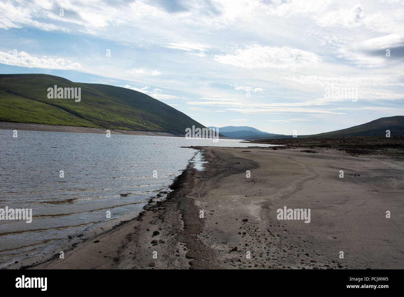 Die Kante des alten Dingwall in Ullapool Straße, wo es jetzt erfüllt das Loch. Die Straße und sandigen Bereich werden normalerweise unter Loch Glascarnoch versenkt Stockfoto