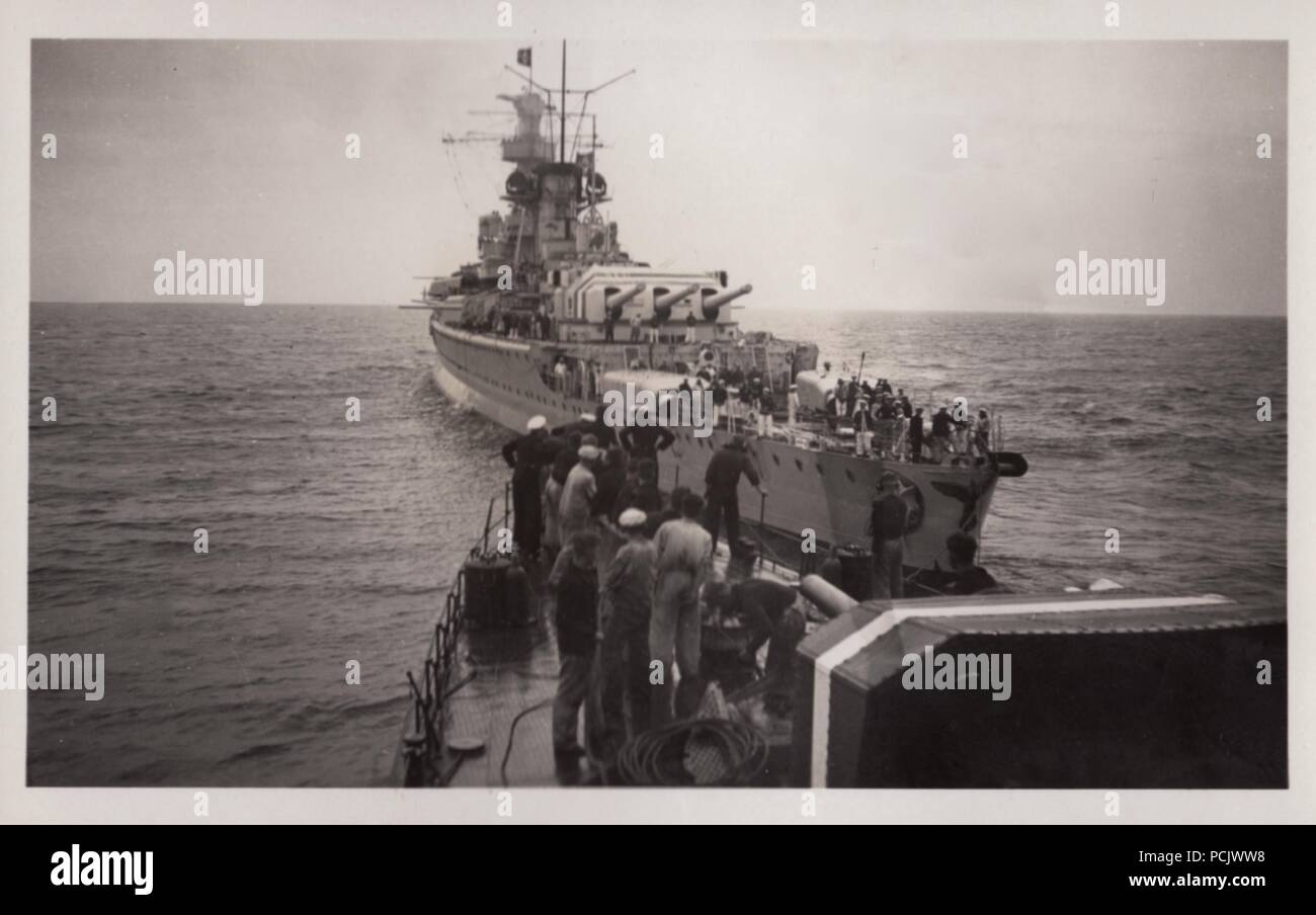 Bild aus dem Fotoalbum von Oberfänrich Wilhelm Gaul - Die deutsche Heavy Cruiser Deutschland Rendezvous mit dem Torpedoboot Leopard seine Toten zu entlasten. Nach einem Luftangriff durch spanische Republikanische Flugzeuge am 29. Mai 1937. Ihre Bomben verursacht große Brände auf Deutschland, 31 Seeleute getötet und verletzt 74. Stockfoto