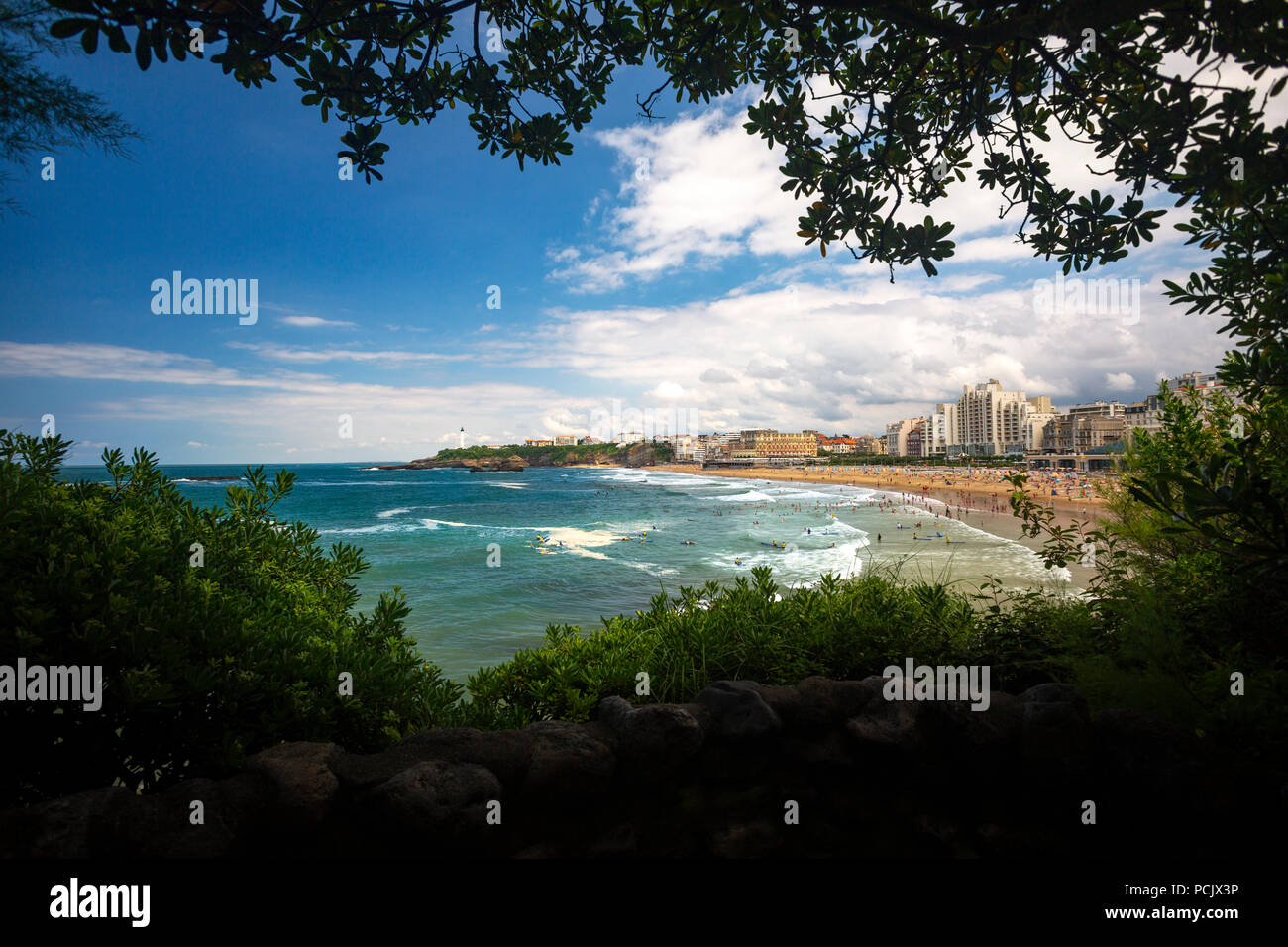 Der große Strand von Biarritz und das Miramar Beach (Côtes-d'Armor - Bretagne - Frankreich). Stockfoto
