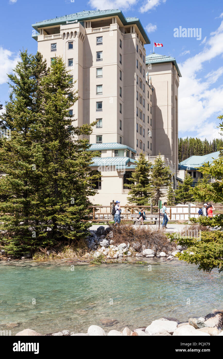The Fairmont Chateau Lake Louise Hotel am Ufer von Lake Louise in den Rocky Mountains, Alberta, Kanada Stockfoto