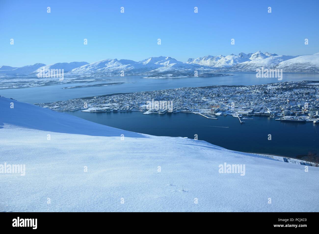 Tromso Stadt Blick von fjellheisen Peak an einem kalten Wintertag Stockfoto