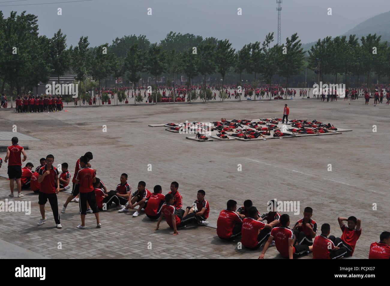 Die Schüler trainieren Shaolin Kung Fu, Henan, China zu Master Stockfoto
