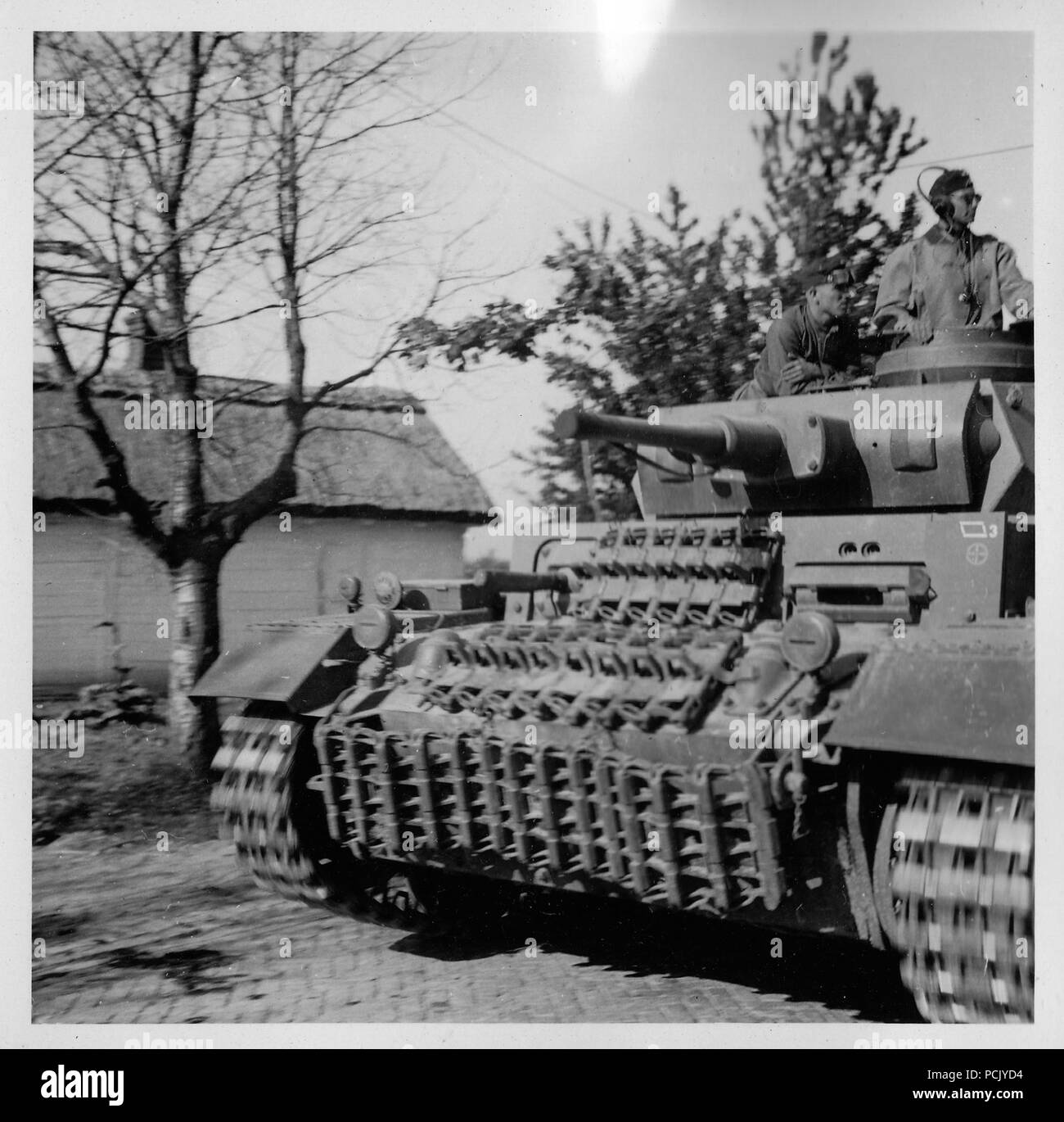 Bild von einem Fotoalbum im Zusammenhang mit der II. Gruppe Jagdgeschwader 3: Ein Panzer III des 13. Panzerdivision rollt eine Russische Straße im Sommer 1941. Die Crew hat feste Ersatzteile Tracks auf der Vorderseite des Tanks für zusätzlichen Schutz gegen die Sowjetische anti-tank Waffen. Stockfoto