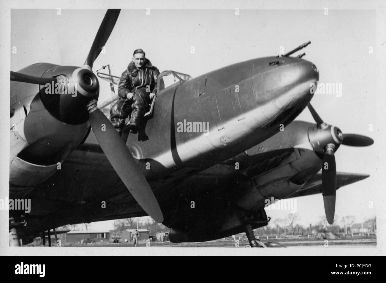 Bild von einem Fotoalbum im Zusammenhang mit der II. Gruppe Jagdgeschwader 3: Hauptmann Gordon Gollob wirft mit seiner Messerschmitt Bf 110 Kämpfer. Gollob war das Eichenlaub zu Überqueren der Ritter des Eisernen Kreuzes am 26. Oktober 1941 vergeben, während er Gruppenkommandeur der II./JG 3 war. Stockfoto