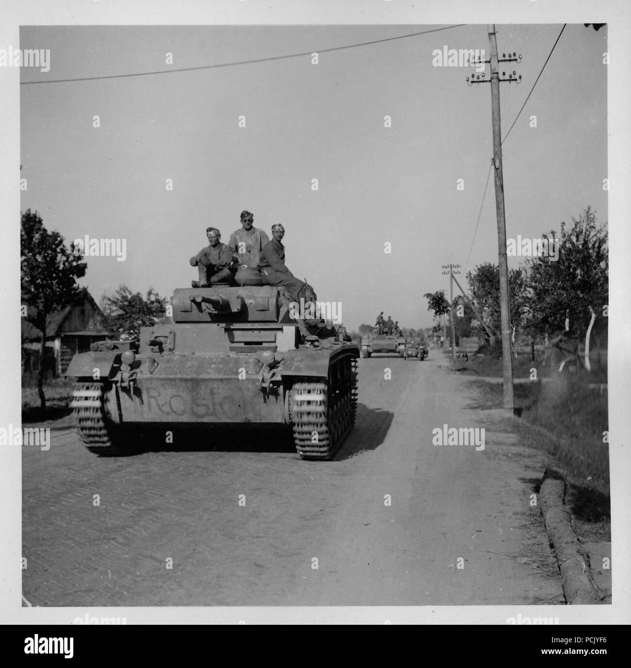 Bild von einem Fotoalbum im Zusammenhang mit der II. Gruppe Jagdgeschwader 3: Panzer IIIs des 13. Panzerdivision Roll Down eine Russische Straße durch einen Behälter mit der Aufschrift "Rostock" im Sommer 1941 führte Stockfoto