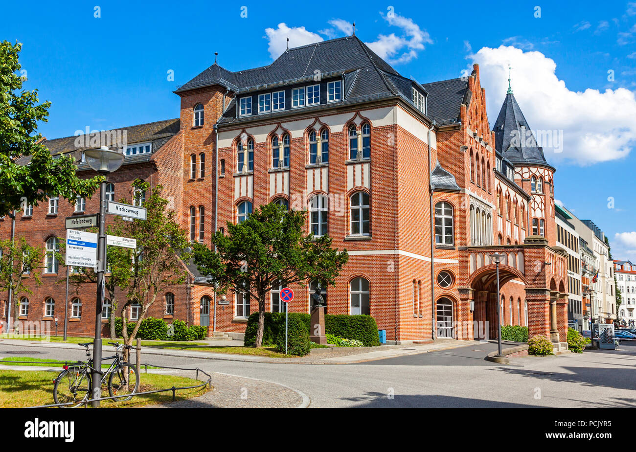 BERLIN, DEUTSCHLAND - 1. Juli 2014: Die Charite Universitatsmedizin Berlin, Europas größtes Universitätsklinikum. Zentrales Gebäude des Campus Charité Mitte ( Stockfoto