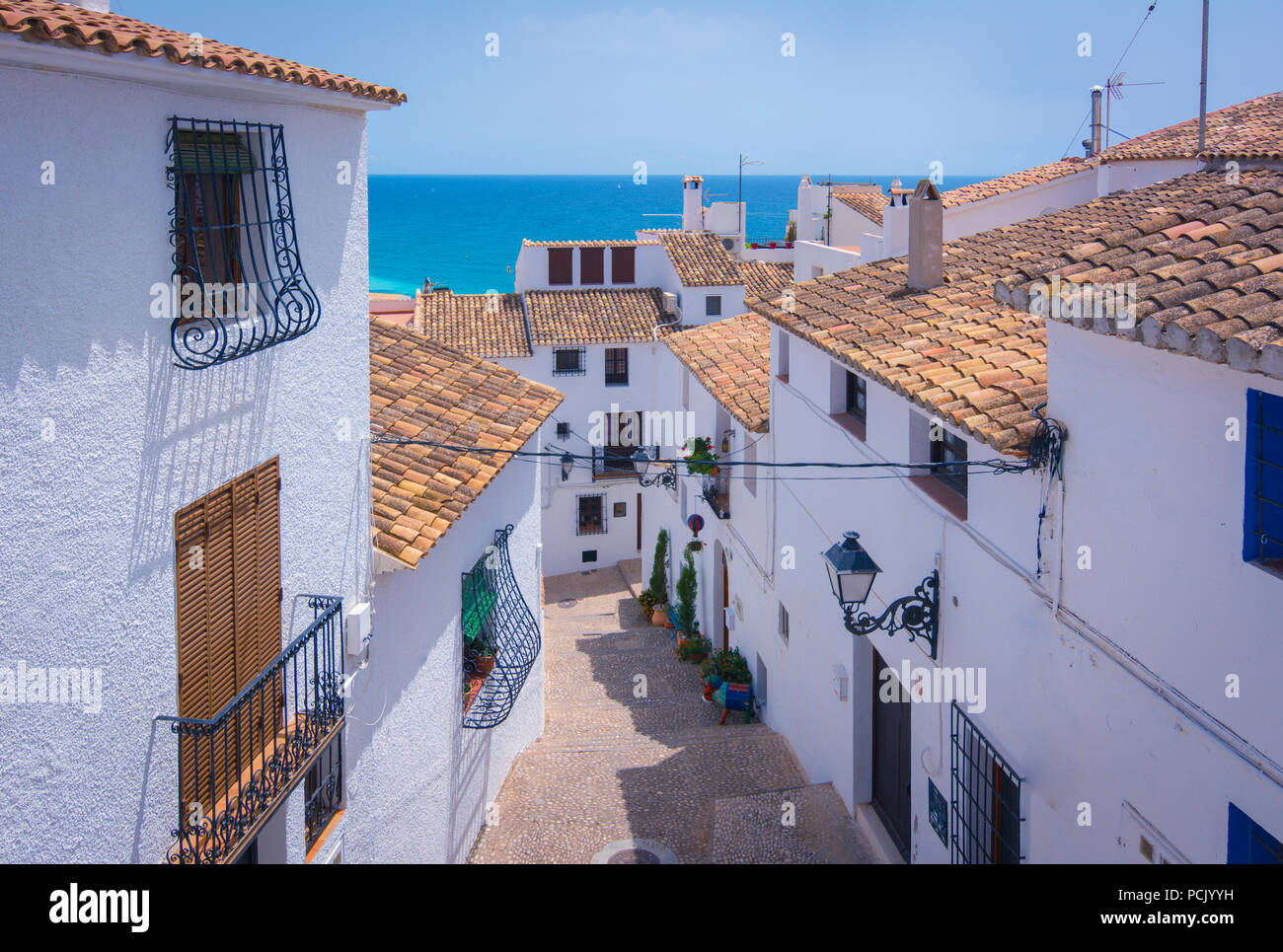 Malerische Gasse im weißen Dorf von Altea, Alicante, Spanien. Stockfoto