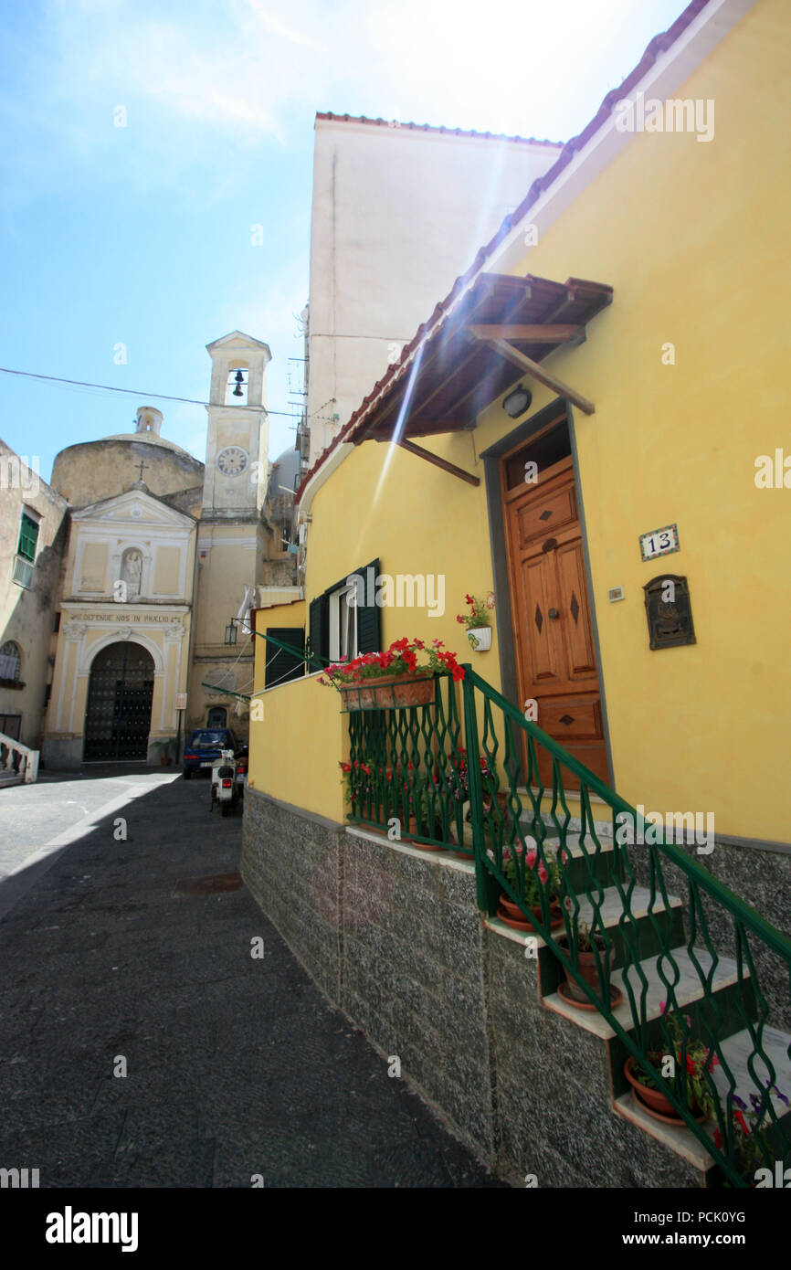 Außenansicht des Abbazia San Michele Arcangelo und ein Wohnhaus auf Procida, Golfo di Napoli, Italien Stockfoto