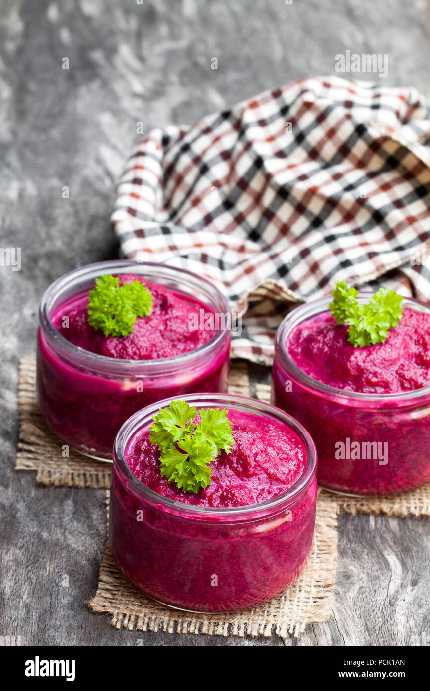 Rote-bete-Püree in Gläsern auf hölzernen Tisch Stockfoto