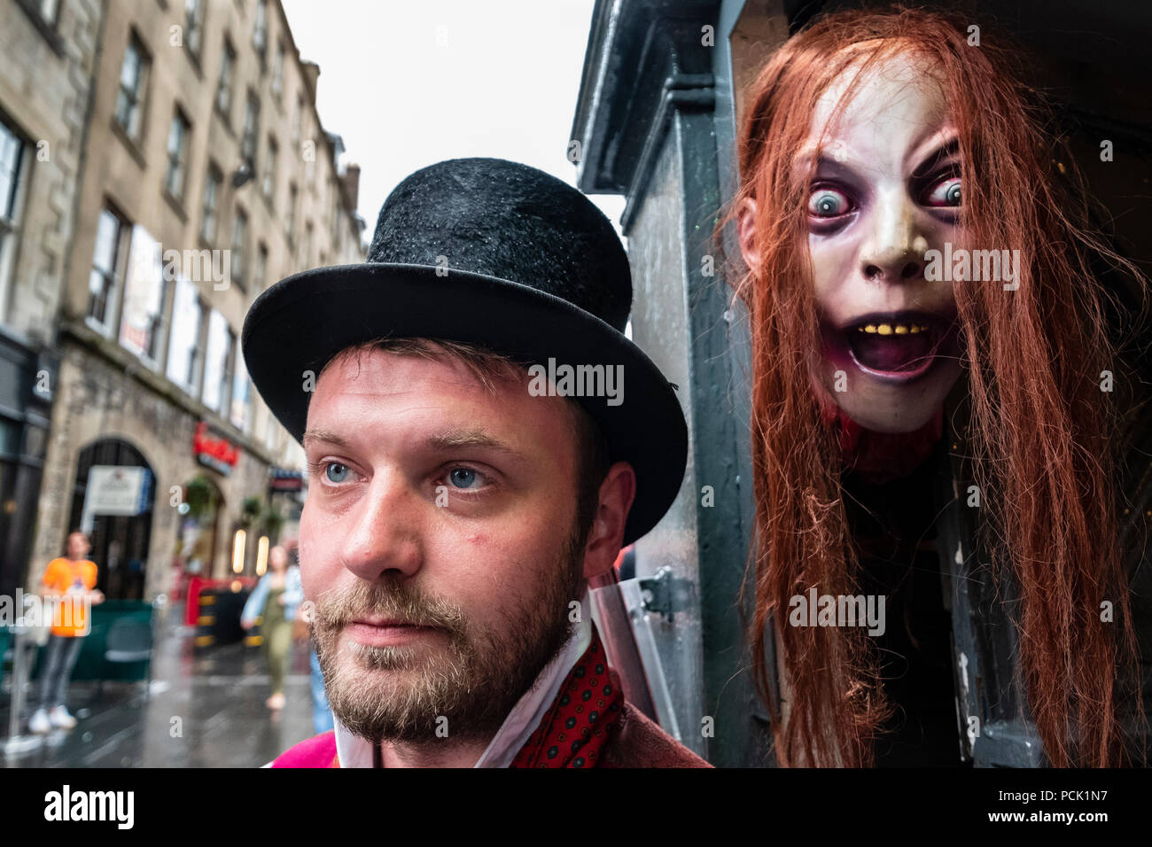 Guide und Kiosk für Edinburgh's U-Ghost Tours auf der Royal Mile in Edinburgh, Schottland, Großbritannien Stockfoto