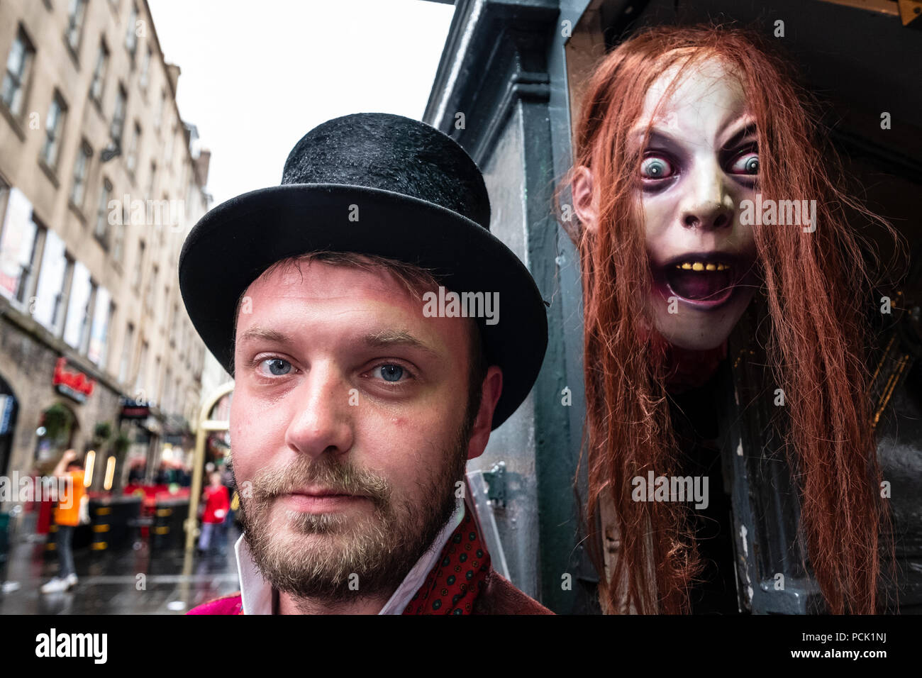 Guide und Kiosk für Edinburgh's U-Ghost Tours auf der Royal Mile in Edinburgh, Schottland, Großbritannien Stockfoto