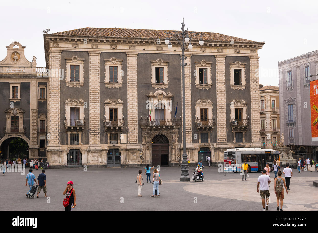 Italien Sizilien Catania Piazza Duomo, Palazzo Municipio Rathaus wurde Chierici Seminar Eingang Mercato Pescheria Fisch Markt & Fontana dell Amenano Stockfoto