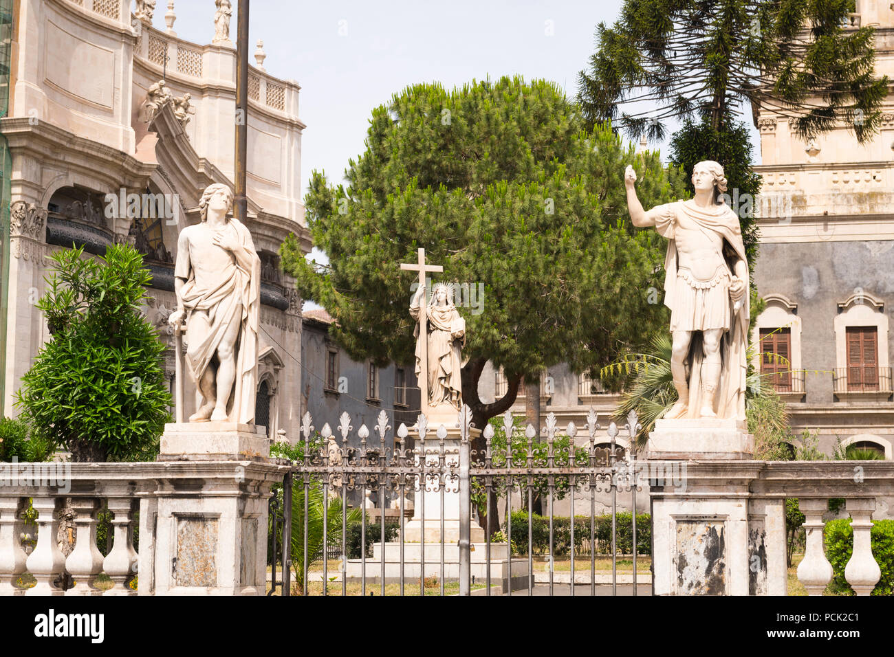 Italien Sizilien Catania Piazzo Duomo Kathedrale Schutzpatron Sant Agata G B Vaccarini steinernen Statuen Skulpturen Garten Park Metallgeländer Stockfoto