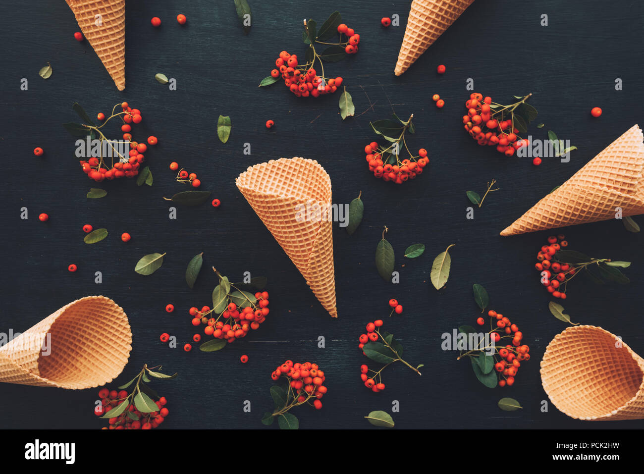 Waffel Eiswaffel flach Draufsicht auf dunklen schwarzen Holz- Hintergrund mit Wild Berry Obst Anordnung eingerichtet Stockfoto