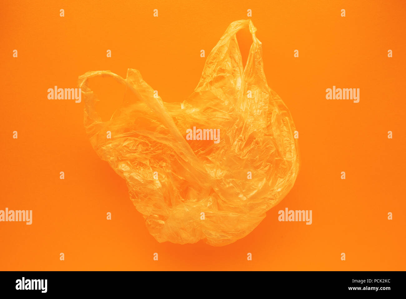 Orange Plastikbeutel, Umweltverschmutzung konzeptionellen Hintergrund Bild Stockfoto