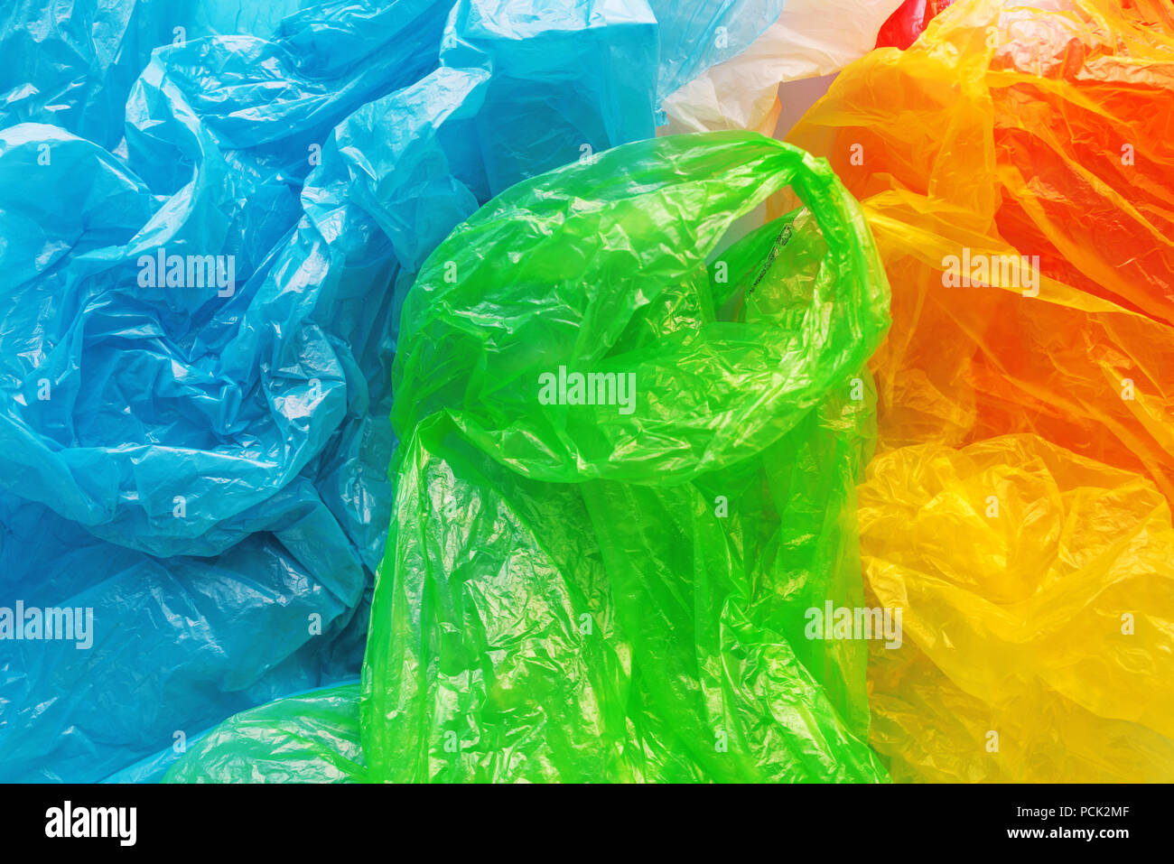 Stapel der bunten Plastiktüten, Konsumismus und Umweltverschmutzung Konzept Stockfoto