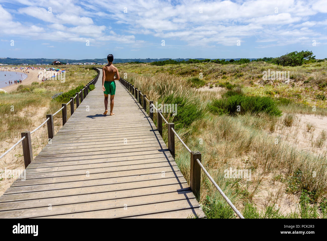 Teenager Spaziergänge auf den Laufstegen am Strand in Sao Martinho do Porto, Portugal. Stockfoto