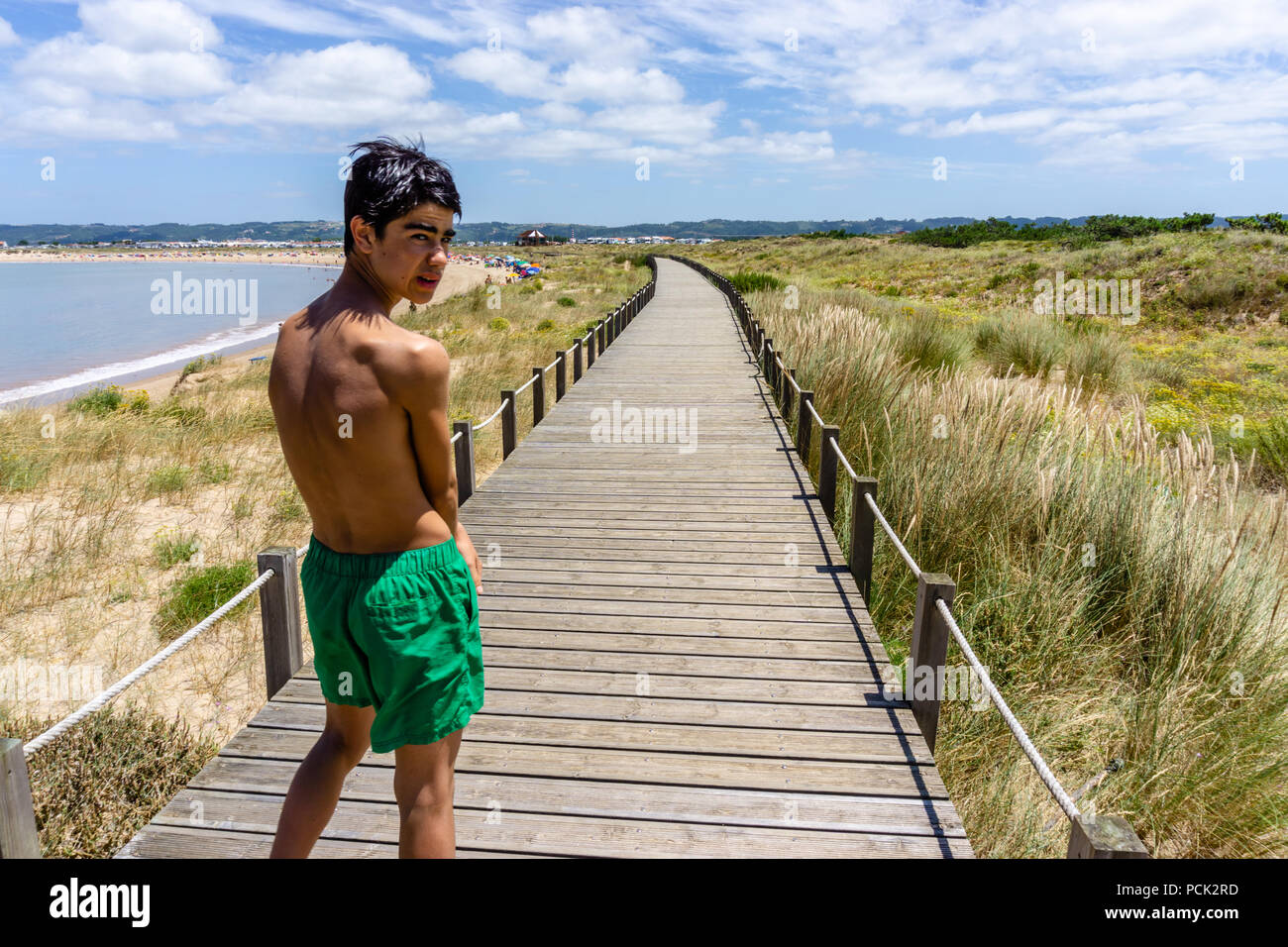 Teenager Spaziergänge auf den Laufstegen am Strand in Sao Martinho do Porto, Portugal. Stockfoto