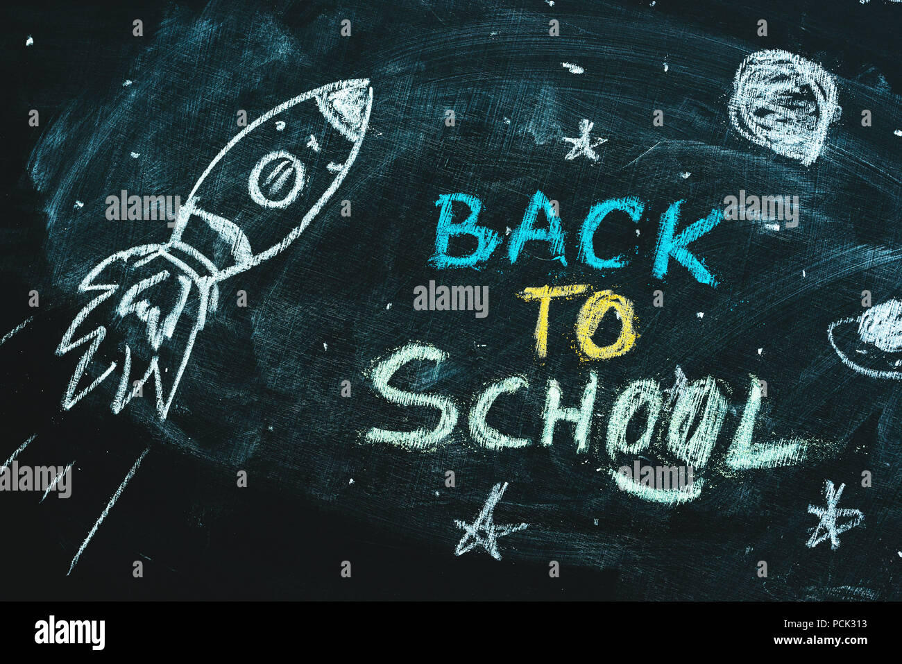 Platz Rakete mit Planeten und Sternen doodle Zeichnung am Schwarzen Brett, zurück in die Schule Konzept Stockfoto
