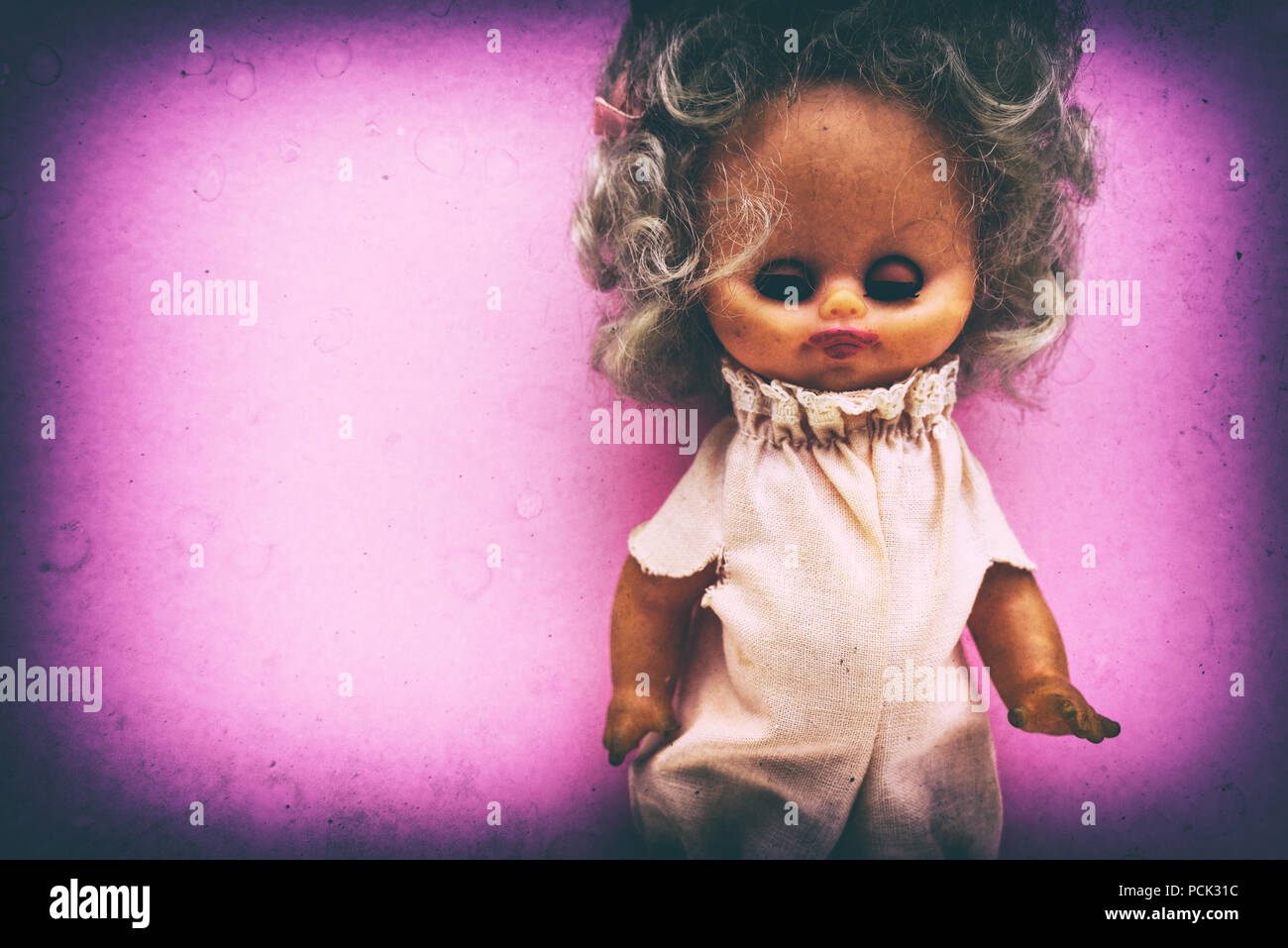 Spooky vintage generische Puppe Porträt mit grunge Textur, Körner und Kleckse. Stockfoto