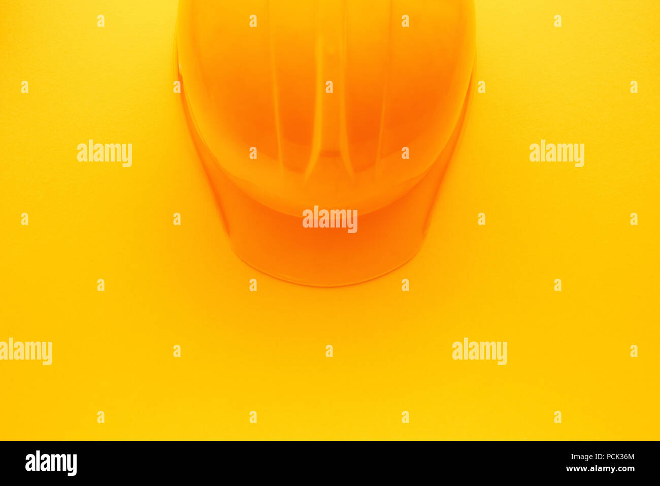 Gelbe bau Schutzhelm Schutzhelm, Kopfschutz Anlagen in Gebäude Industrie Stockfoto