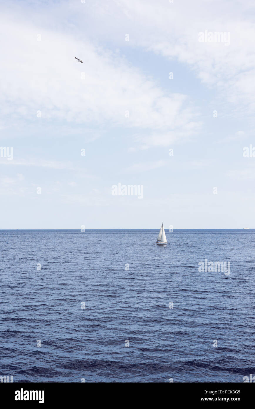 Segelschiff auf offenem Wasser Meer ruhige See. Matt Effekt Stockfoto