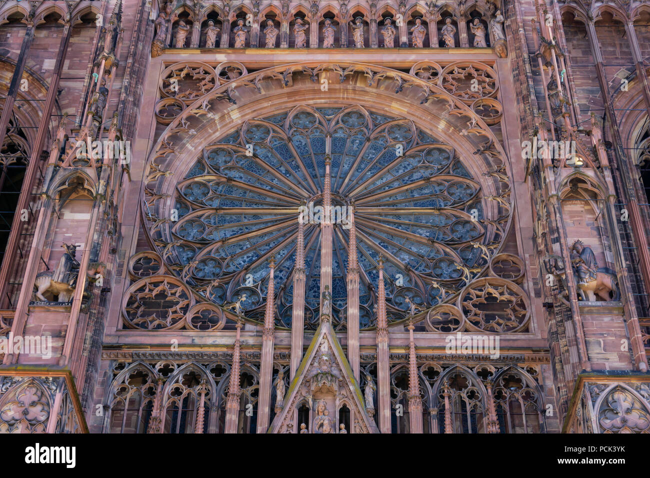 Fassade der Kathedrale von Straßburg mit ihrer Rosette. Gotische Architektur. Stockfoto