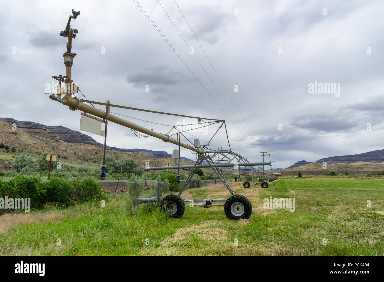 Rad line irrigators Maschine in einem Bereich, in Wüste, Central Oregon, USA. Stockfoto