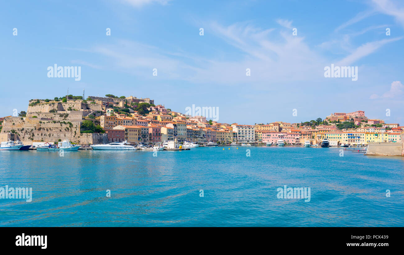 Portoferraio mittelalterliche Stadt und Hafen vom Meer gesehen, Insel Elba, Toskana, Italien Stockfoto