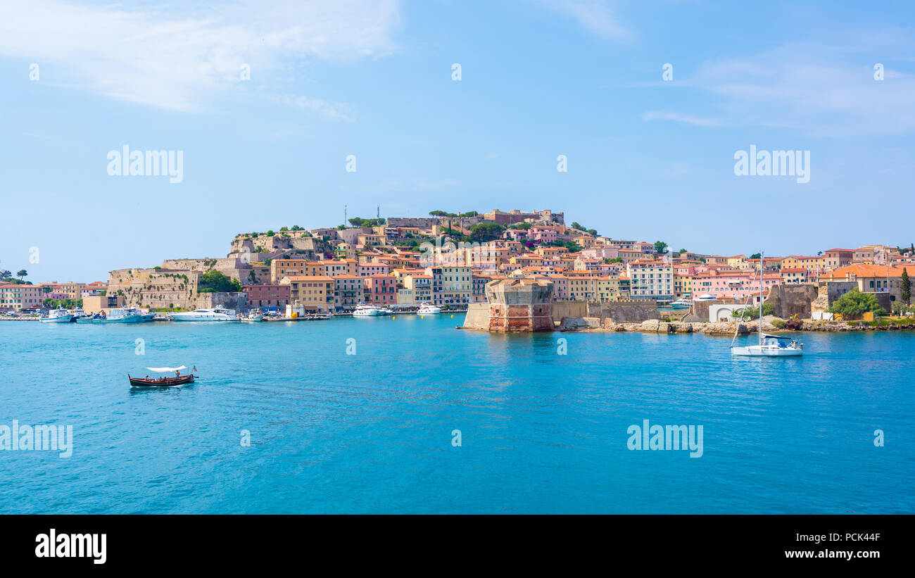 Portoferraio mittelalterliche Stadt und Hafen vom Meer gesehen, Insel Elba, Toskana, Italien Stockfoto