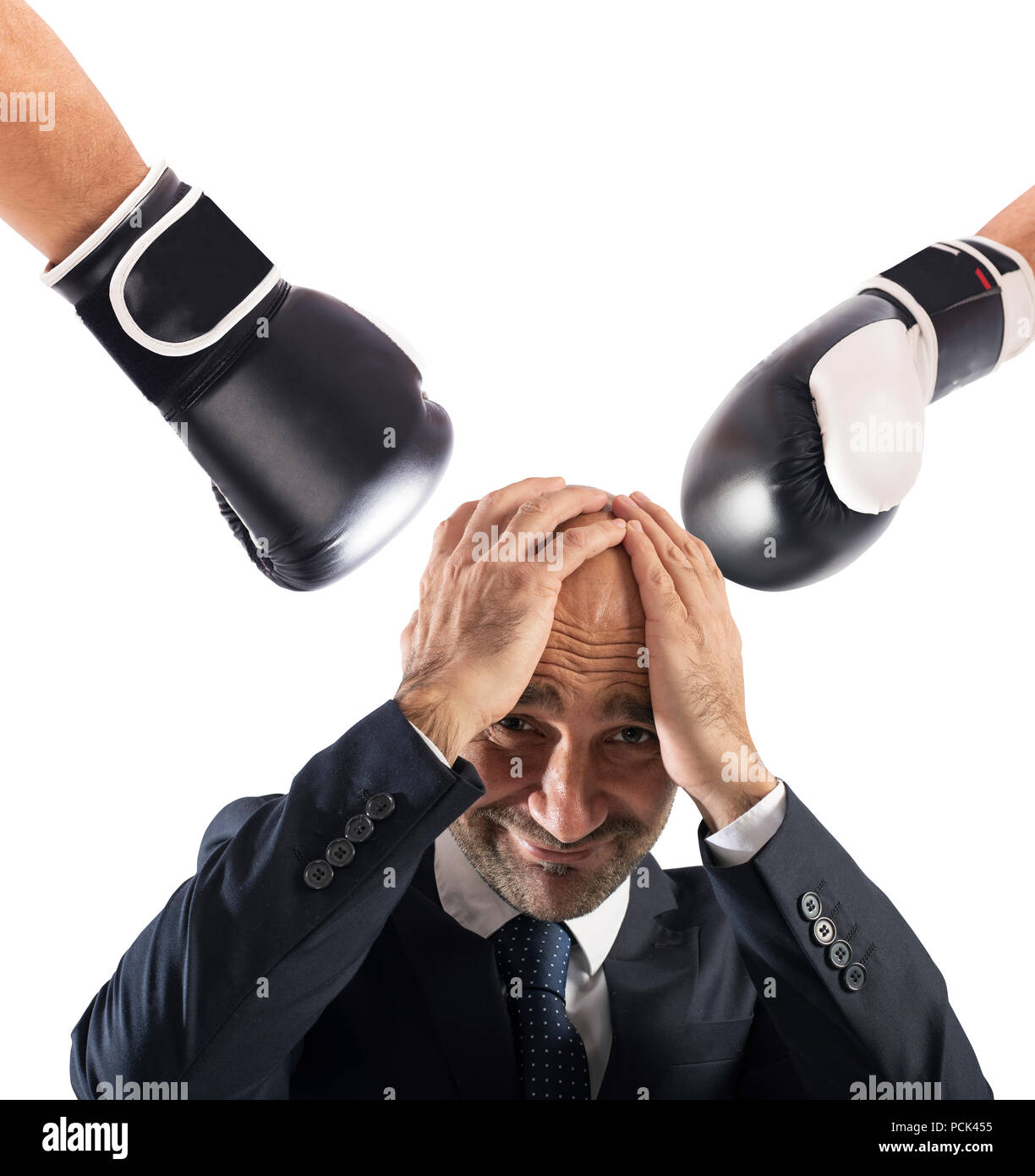 Geschäftsmann erhält die Fäuste von Wettbewerbern. Konzept der schwierigen Karriere Stockfoto