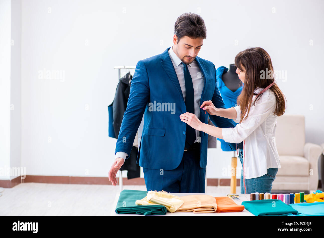 Professionelle maßgeschneiderte Messungen für Anzug Stockfoto
