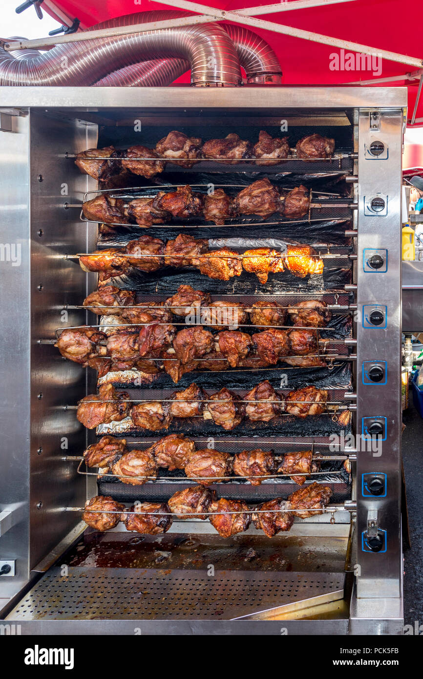 Chicken rösten am Richmond Nachtmarkt in Richmond, BC, Kanada. Der Markt ist geöffnet an Wochenenden und Feiertagen montags im Sommer. Stockfoto