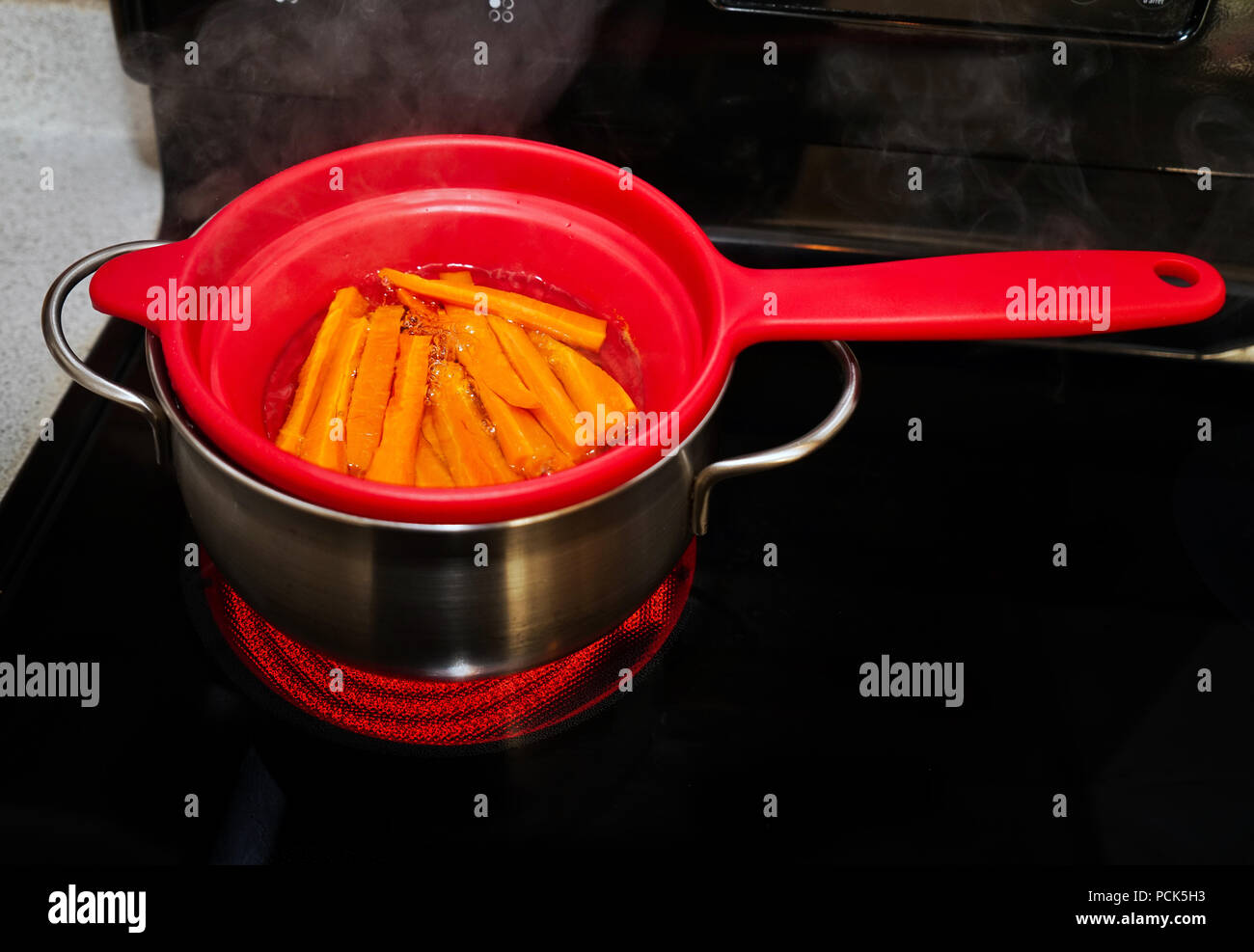 Montreal, Kanada, 1. August 2018. Gedünsteten Karotten auf Küche Herd. Credit Mario Beauregard/Alamy leben Nachrichten Stockfoto