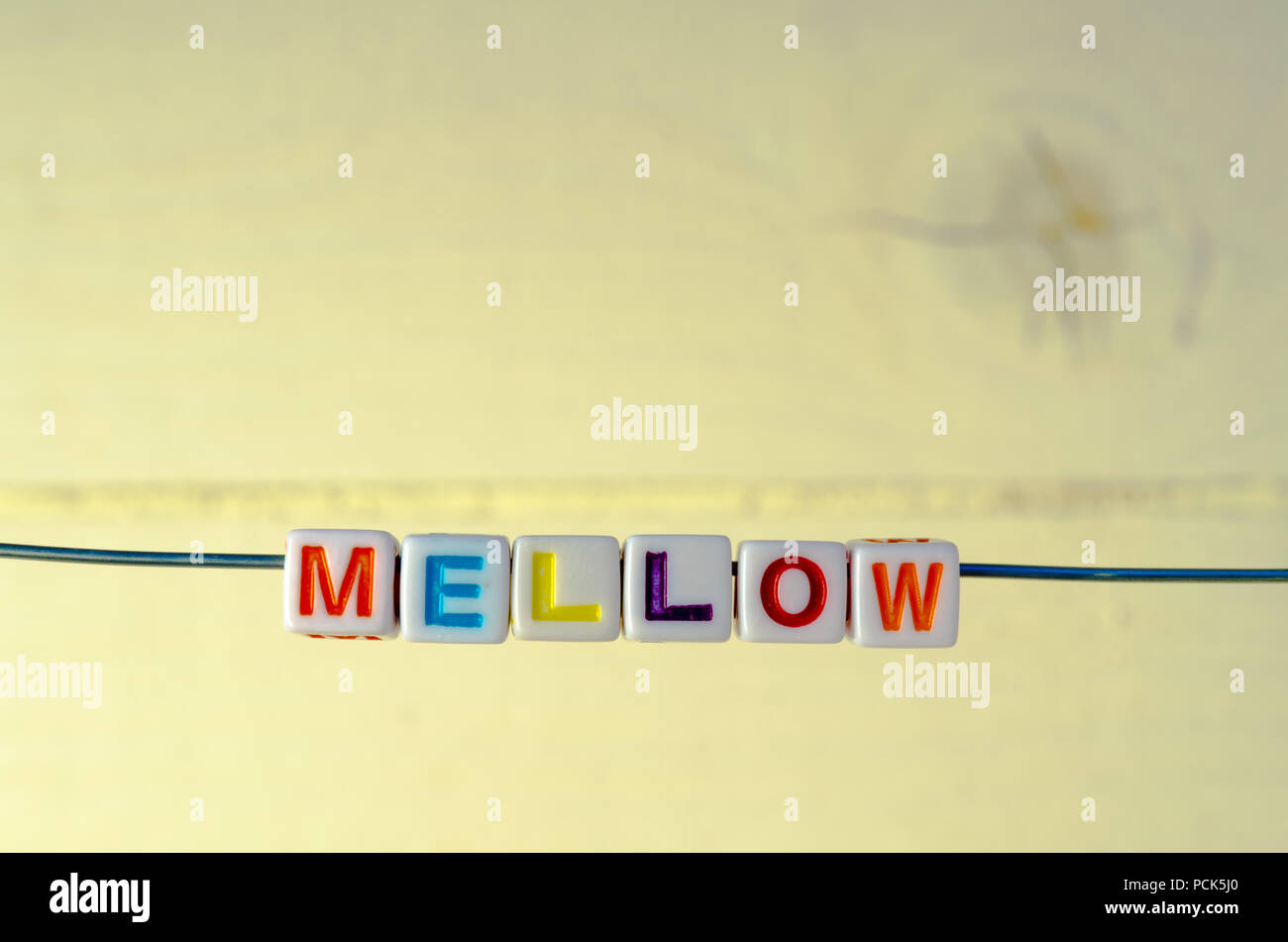 Ein Studio Foto von Alphabetisch Perlen auf einem Draht Schreibweise 'Mellow' Stockfoto