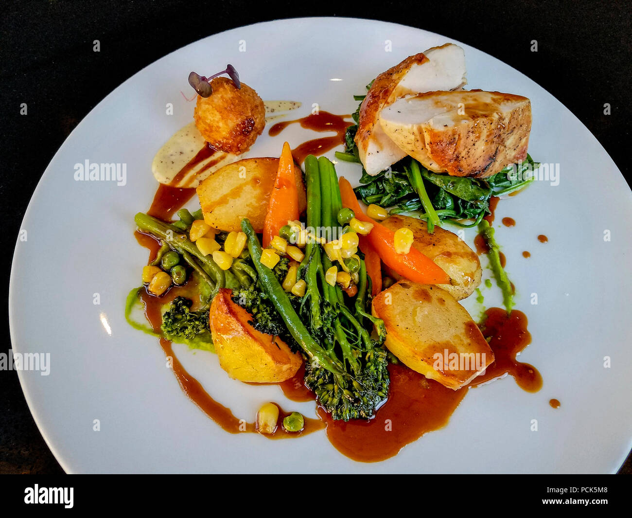 Sous Vide Huhn ... Langsam gekocht mit Kartoffeln und Broccolini. Stockfoto