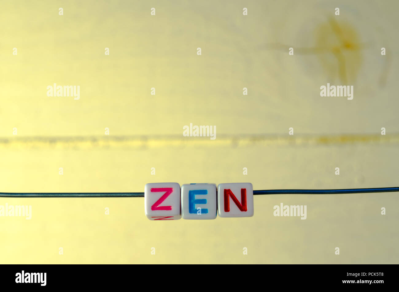 Ein Studio Foto von Alphabetisch Perlen auf einem Draht Rechtschreibung 'Zen' Stockfoto