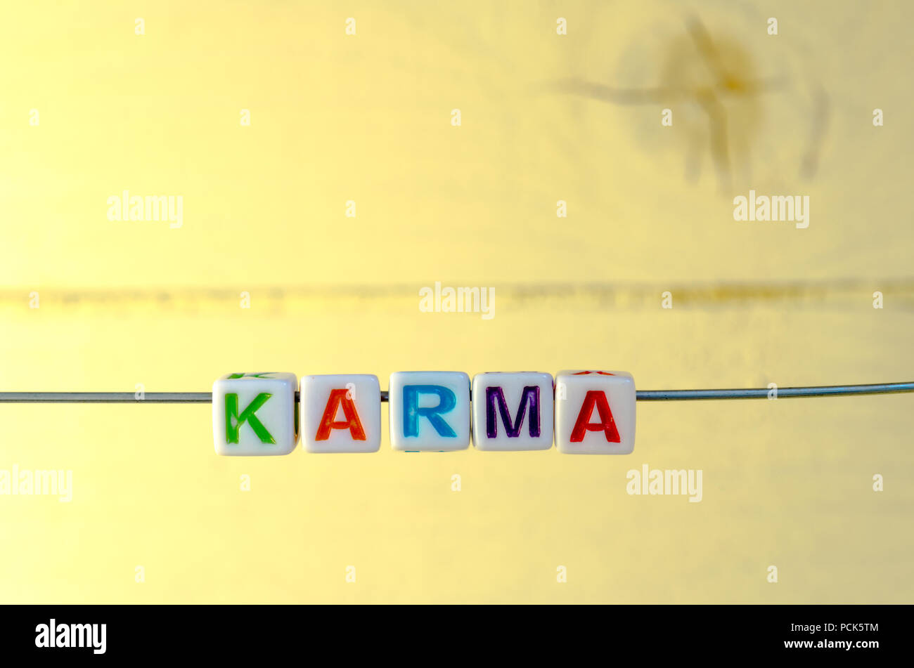 Ein Studio Foto von Alphabetisch Perlen auf einem Draht Rechtschreibung 'Karma' Stockfoto