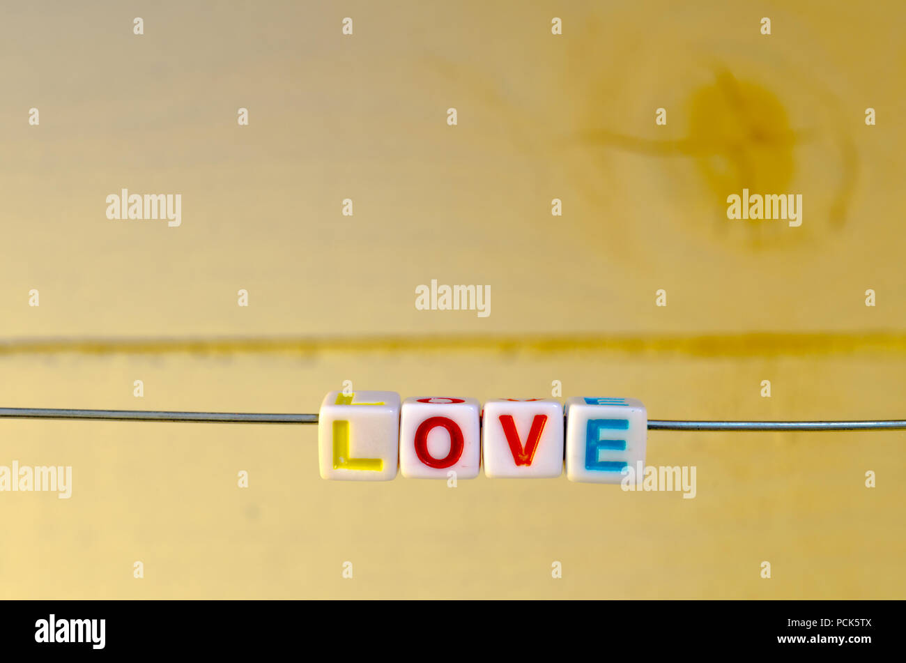 Ein Studio Foto von Alphabetisch Perlen auf einem Draht Rechtschreibung 'Liebe' Stockfoto