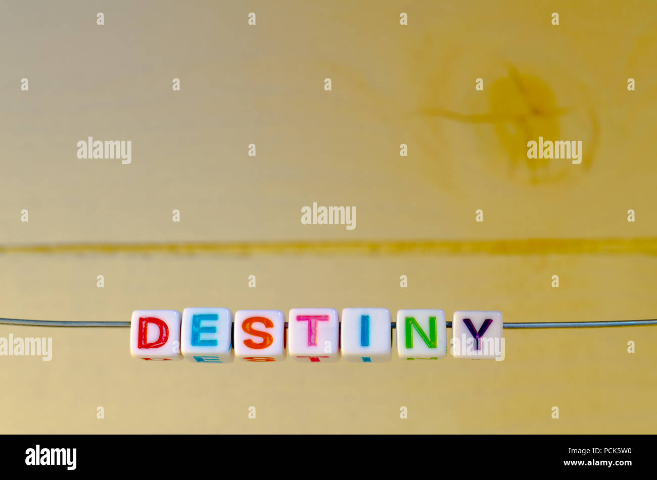 Ein Studio Foto von Alphabetisch Perlen auf einem Draht Rechtschreibung 'Destiny' Stockfoto